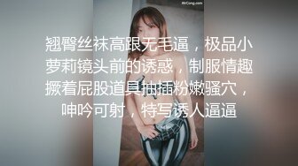 酷似陈妍希的小嫩妹，光头哥一点儿也不怜香惜玉，手插出水后抱起来疯狂蹂躏，娇小胴体尽情享用