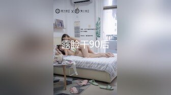 爆乳少妇让大哥在床上蹂躏，风骚的大屁股撅着给大哥舔鸡巴