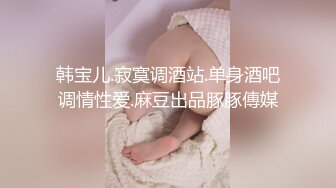 商场TP蹲着挑选商品的黑色上衣妹子奶子