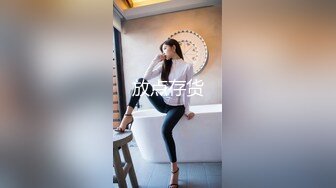 专找丶阿姨玩两小伙3P淫骚熟女，双屌轮流口交，高跟鞋站在床上后入，拨开丁字裤侧入抽插猛操