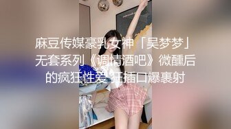 大型商场跟踪抄底没穿内裤的短裙美女男的还时不时的把手伸进去摸一下