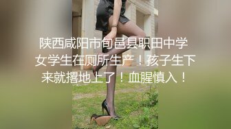 美妞玩完自己的小穴再舔自己的脚丫子