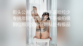 两个性感白衣妹子玩得不亦乐乎