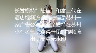 王姐的工作服下面居然是这么骚的开裆裤袜