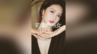 跟踪小美女进商场 它坐在那里玩手机 乘机狂拍她漏出的小葡萄