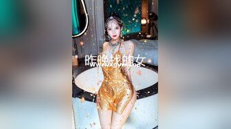 风骚的少妇一撩就上勾，两渣男扒光少妇玩3P，前面口交后面草她大屁股，揉捏奶子轮流伺候做在凳子上抽插