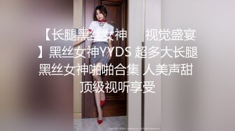 車展會上齊逼花裙和黑丁字褲的風騷眼鏡女