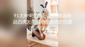  小骚逼露脸洗干净了伺候小哥哥诱惑狼友，舔鸡巴的样子好骚吸蛋蛋