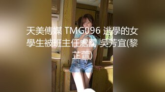  漂亮美女3P 一白一黑两根大肉棒 还是选择黑祖宗的插逼 另一根插嘴 表情很舒坦