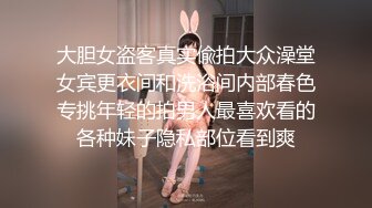 邪恶三人组下药迷翻公司的美女同事带回酒店各种姿势玩4P