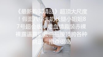 偷拍两个小姐上门服务1男2女双飞  大叔轮流操边操边揉奶子