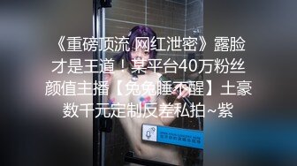 帅气男模在公寓中激情拍摄