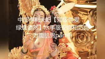 无毛白虎少妇近距离特写骑乘主动激情啪啪，上下快速套弄蠕动，不够爽按摩器震动阴蒂，灵活大屁股扭动猛烈撞击