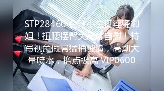 大师ChinaJoy展会CD系列美女模特裙底风光，灰色套装美女丁字裤也是灰色的