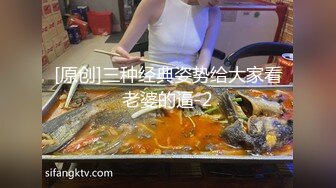 8月新流出全景后拍眼镜娘尿尿,近距离观赏她迷人粉缝和大白臀