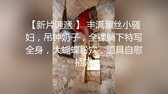 黑客破解家庭摄像头真实偸拍，爱美丽身材苗条小骚妇卧室日常换衣自慰，与两个男人床上玩3P关系很混乱