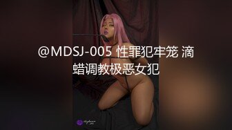 赤身裸体给儿子洗澡的宝妈,儿子好奇的一会捏下妈妈奶头,一会抓下妈妈奶子，还好奇盯着妈妈下面的毛毛看