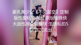 樣子滿可以的美女主播晚上沒穿內褲在天橋玩露出摸逼期間有不少人路過