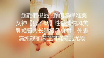 【中性打扮短发美女】超高颜值玻璃黄瓜自慰，边插边揉搓阴蒂，撩起衣服揉捏贫乳，快速抽插最后冲刺，太爽了高潮脸