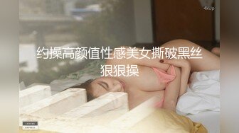 两个小伙子约个大妈到野外小溪流玩3p