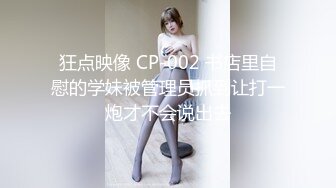 短发人妻脱衣展示自己的酮体