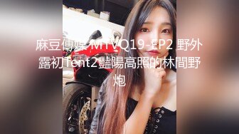 熟女人妻 绿帽男抽着烟喝着茶在旁边看着漂亮老婆跟哥们吃鸡操逼 人家都射了废鸡吧都没有撸硬 这么粉嫩的鲍鱼可惜了