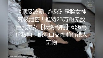 商场女厕全景厕拍美女姐姐尿尿弟弟凑过来要看她的逼长什么样姐姐生气了