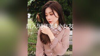 妹子水蜜桃形大奶双指深抠粉嫩无毛逼高潮后玩3P