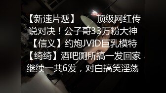 气质小骚妇深夜穿着性感的吊带跟狼友互动撩骚，露脸给狼友看逼逼，穿上性感的黑丝诱惑，自慰呻吟