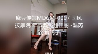  俊男靓女激情3P玩弄风骚小母狗，渣男接了杯尿给骚逼喝真淫荡，一起鸳鸯浴