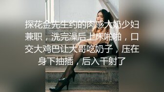 刺激绿帽老公抱着老婆，老婆被单男操。