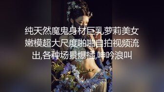 露脸老婆全裸看A片，手指快插高潮出水！