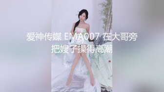 烧烤店两个妹子吃宵夜小伙忍不住扒开她们裹胸