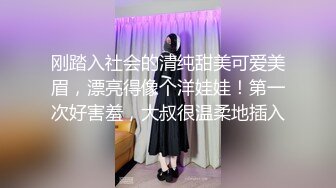 两个小妮子露脸脱光了躺床上等待大哥宠幸，全程露脸让大哥吃奶玩逼，口交大鸡巴，床上各种体位抽插爆草好骚