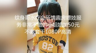 国内新婚闹洞房把新娘子按在床上胸罩解开用毛笔把奶头涂黑等会让新郎吃