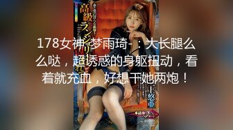 -黑丝美女被俩骚男前后夹击 手抠骚穴潮喷好多淫水