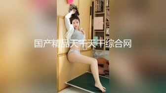 长发气质颇佳的颜值妹子，制服诱惑在真皮沙发上无套啪啪